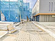 美しい外観やくつろぎの空間にふさわしい素材で満ちております。機能性をも兼ねそろえた理想のお住まい。落ち着きある邸宅街が広がるエリアで、暮らしの夢を育む、あなただけの快適な新生活をはじめてみませんか？ 
