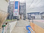 開放感があり日当りも良好です！目の前に広がる開放感とゆとり。暮らしの夢を育む住まいがここにあります！穏やかな風と陽光を導き、プライバシーに配慮された設計プランで居住性を一段と心地よいものにしています！