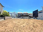  長く愛着を持って住んで頂きたいから飽きのこないデザインに！！緑の潤いを感じながらホッと生活できそう。 閑静な住宅地に馴染む落ち着いた色合いの外観は、月日が経っても温かみのある邸宅として佇み続けます