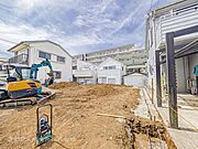  長く愛着を持って住んで頂きたいから飽きのこないデザインに！！緑の潤いを感じながらホッと生活できそう。 閑静な住宅地に馴染む落ち着いた色合いの外観は、月日が経っても温かみのある邸宅として佇み続けます