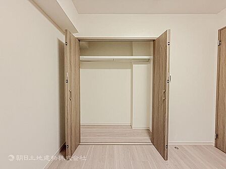 居室はひとり時間を過ごせる安らげるお部屋として活用できます!収納スペースあり!荷物が多くても十分!!ベッドや勉強机、テレビなどを置きたい場合におすすめ!!過ごす時間が長くてもゆったり過ごせそうですね!