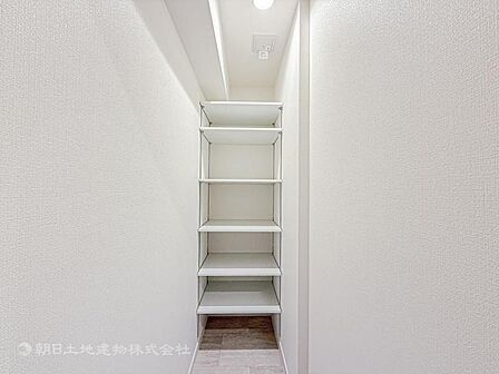 適材適所に設けた収納は、奥行きもあり多くの物の収納が可能です。扉を閉めるとパッと隠すことができるので、いつでも室内が整理整頓でき気持ちのいい空間として使えます!