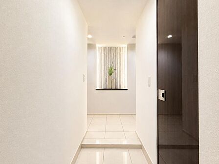 【玄関】明るく広い玄関には収納力に優れたシューズボックス。 靴をスッキリと整頓することができます。