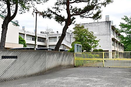 鶴ヶ島市立長久保小学校(870m)