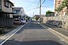 周辺：物件の東側前面道路(南側から)。周辺は閑静な住宅街となっており、落ち着いた環境です。スーパーや学校、バス停などの生活施設も徒歩10分圏内と利便性の良い立地です。