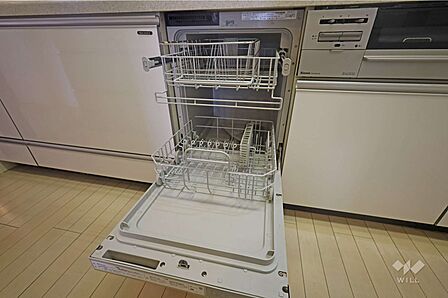 フロントオープンの食洗器。ご家族の食器をたっぷりと入れることができます。日々の手間を減らせます◎