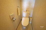 トイレ上部には収納が付いています。