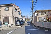 物件の南東側前面道路（南西側から）［2025年12月2日撮影］