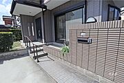 物件の北東側前面道路（北西側から）［2026年3月7日撮影］