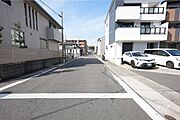 物件の西側前面道路（南側から）［2025年3月10日撮影］
