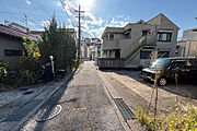 物件の南西側前面道路（北西側から）［2024年11月4日撮影］