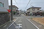 物件の南側前面道路（東側から）［2027年4月27日撮影］