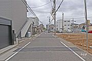 物件の西側前面道路（南側から）［2026年5月14日撮影］