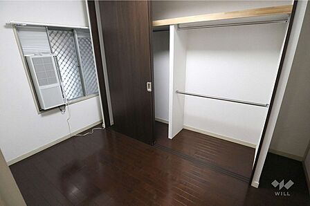 北東側洋室約6.0帖。収納スペースもしっかり確保されています。