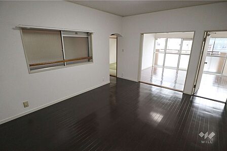 LDK約13.9帖。南面の3部屋に通じており、家族で顔を合わせやすい造りになっています。