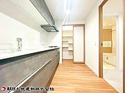 上部棚標準装備で整理整頓がはかどり、キッチン周りを清潔に保てます。