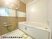1418の広々としたバスルームでは、足を伸ばしてお寛ぎいただけます。