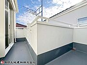 日当たりのよい住宅エリアですので、多くの陽光が降り注ぎ、室内には陽だまりを生み出してくれます。