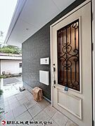 住まいの第一印象を決めるエントランスは、シンプルながらも高級感あふれるデザインに仕上げました。