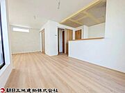 建築工事が進み、外観の全貌が見えてきました。隣地との距離感もご確認いただけます。