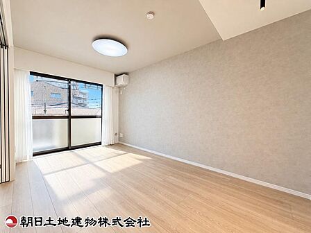 生活の中心となるリビングは、あたたかみのあるフローリングと落ち着いた色合いで居心地良好！