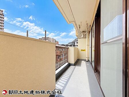 日当たりのよい住宅エリアですので、多くの陽光が降り注ぎ、室内には陽だまりを生み出してくれます。