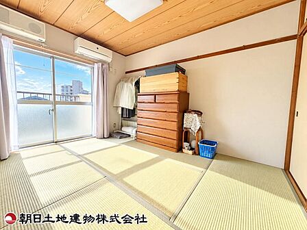 南向きの窓からたっぷりと陽光が差し込む、明るく心地よい和室です。