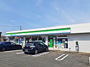 ファミリーマート外新町四丁目店■「あなたとコンビに」ファミリーマート。24時間営業のコンビニは生活環境に欠かせません♪Tカードなどがご利用いただけます！ 140m