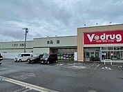 V・drug蟹江本町店■医薬品・化粧品・日用雑貨などを取り扱っており、処方箋の受け取りも可能です。食品はもちろん、お弁当や、総菜などもあるので、とても便利ですね！ 160m