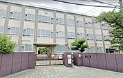豊正中学校■修学旅行や野外学習など様々な行事を行っており、職場体験学習など、学活や総合の時間を使って「働くこと」についてより深く学習していく機会を設けています。 1300m
