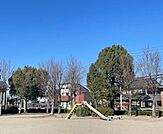 郷中公園■緑いっぱいの自然に囲まれた公園です。お父さんの休日には運動用具をもってキャッチボールしたり、サッカーしたりと幅広い遊びを可能にしてくれます。 280m