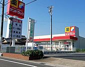 サンドラッグ美和店■食料品なども取り揃えたドラッグストアです。閑静な住宅街に囲まれた街の薬局は、ふらっと立ち寄ることのできます。 650m