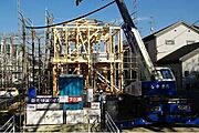 【上棟】当社では主要な部材をエンジニアリングウッドで構成しいます。エンジニアリングウッドとは集成材とも呼ばれ製材した板を工場で乾燥させ繊維方向を平行にする事により曲がり・狂いが少ない材料です。