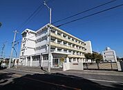 蛭間小学校■年間を通してさまざまな行事が予定されています。授業参観もあり、子ども達の充実した学校生活を見学することもできます。 930m