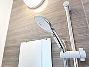 ■止水スイッチ付きシャワーヘッド※完成イメージ手元に止水スイッチが付いているから、ついつい出しっぱなしにしてしまうシャワーをこまめにON/OFFすることができます。