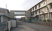藤浪中学校■修学旅行や野外学習など様々な行事を行っており、職場体験学習など、学活や総合の時間を使って「働くこと」についてより深く学習していく機会を設けています。 850m