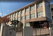 白鳥小学校■年間を通してさまざまな行事が予定されています。授業参観もあり、子ども達の充実した学校生活を見学することもできます。 1600m