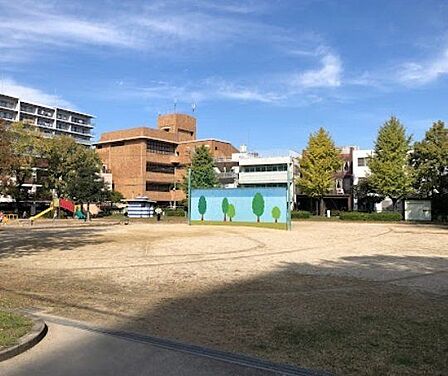 花表公園■緑いっぱいの自然に囲まれた公園です。お父さんの休日には運動用具をもってキャッチボールしたり、サッカーしたりと幅広い遊びを可能にしてくれます。 120m