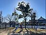 周辺：下之島公園■緑いっぱいの自然に囲まれた公園です。お父さんの休日には運動用具をもってキャッチボールしたり、サッカーしたりと幅広い遊びを可能にしてくれます。 670m