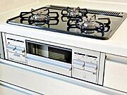 01.過熱防止センサー付ガスレンジから炊きにより一定の温度に達すると自動で火を止めてくれる安心機能、過熱防止センサー付3口タイプ。※イメージ写真
