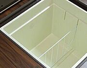 【キッチン／床下収納】高い剛性でたわみが少ないキッチン床下収納。荷重100kgまで耐えられるので、買い置きの調味料や非常食などを保管できます。