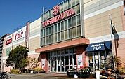 ヨシヅヤ甚目寺店■100円ショップ・薬局・雑貨店・ATMなどの便利なテナントが揃う、幅広いニーズに親しまれるスーパーです。 1440m
