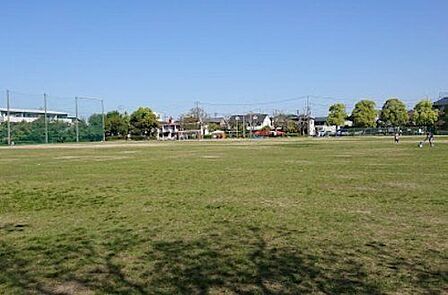 学戸公園■緑いっぱいの自然に囲まれた公園です。お父さんの休日には運動用具をもってキャッチボールしたり、サッカーしたりと幅広い遊びを可能にしてくれます。 810m