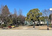 いろは公園■広々とした敷地内にはフェンスに囲まれたグラウンドと、遊具のある広場に分かれています。健康遊具やウォーキング・ランニングできる歩道も整備されています。 940m
