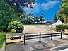 周辺：中島中央公園■緑いっぱいの自然に囲まれた公園です。お父さんの休日には運動用具をもってキャッチボールしたり、サッカーしたりと幅広い遊びを可能にしてくれます。 260m