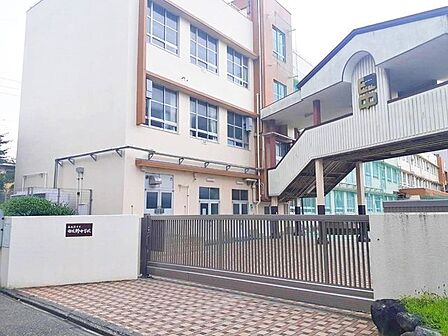 日比野中学校■修学旅行や野外学習など様々な行事を行っており、職場体験学習など、学活や総合の時間を使って「働くこと」についてより深く学習していく機会を設けています。 430m