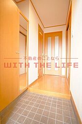 収納もある玄関です