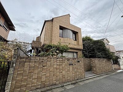外観：庭園・茶室のある2階建・鉄筋コンクリート造です♪東急池上線「石川台」駅徒歩15分です