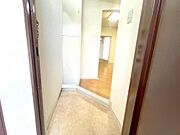 上質感漂う玄関です。居住者の帰り、訪れる方を優しく迎える・安らぎに満ちた生活を予感させます。