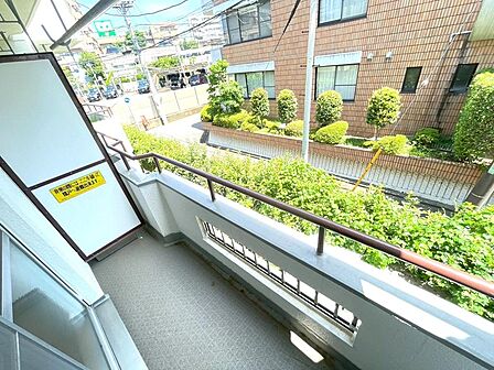 充分な広さが確保されたバルコニー。日当たりのよい住宅エリアですので、多くの陽光が降り注ぎ、室内には陽だまりを生み出してくれます。